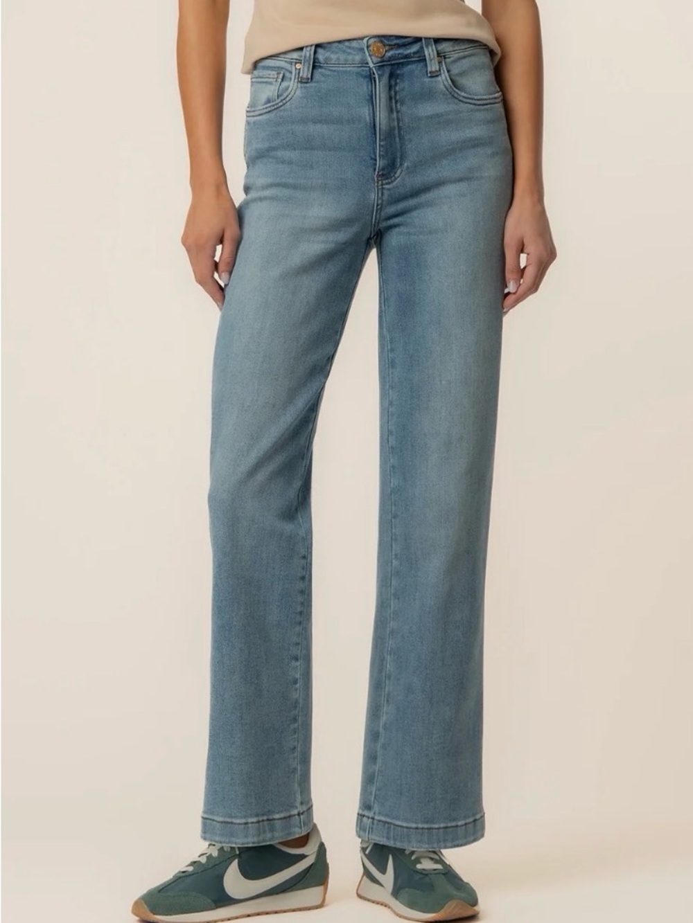NWOT - KUT from the Kloth Pattie High Rise Straight Leg in Outstanding Wash